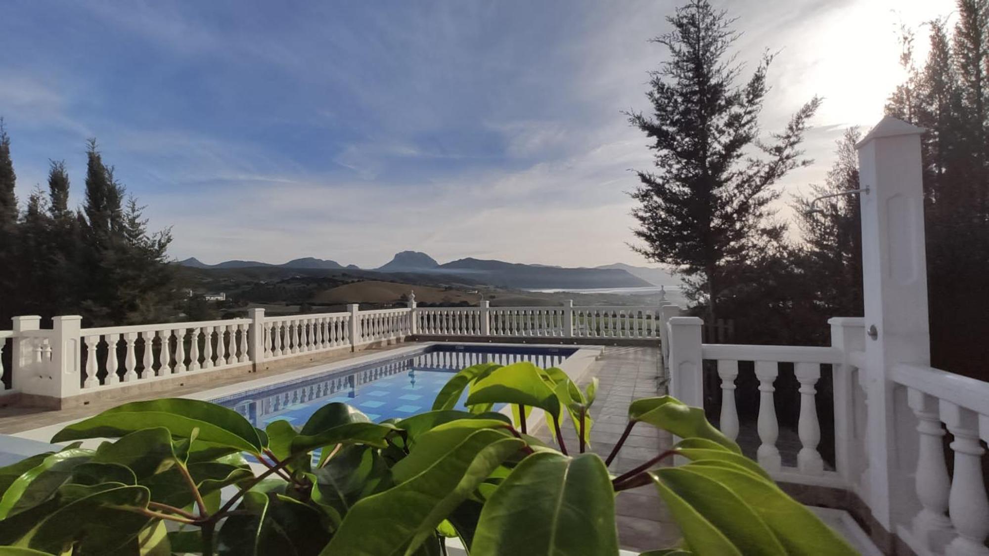 Los Tres Picos Prado Del Rey Rum bild